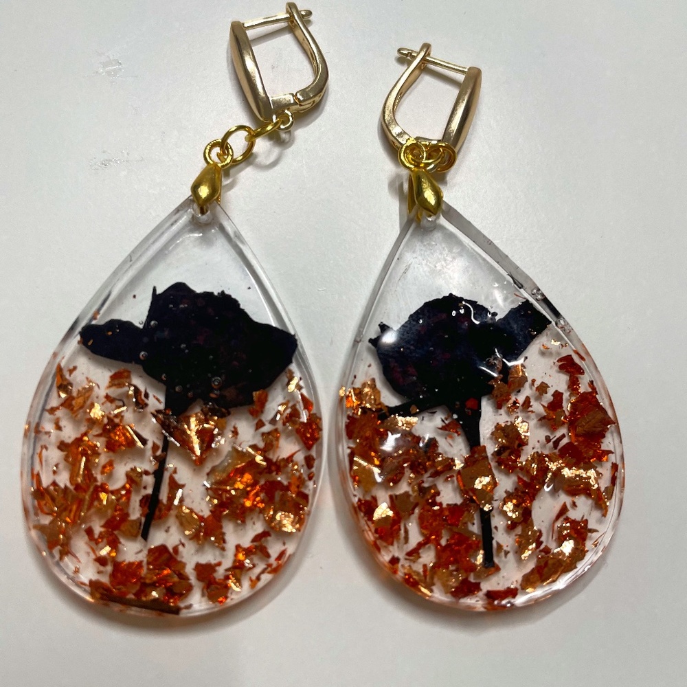 Introducing our exquisite collection of Drye flowers earrings